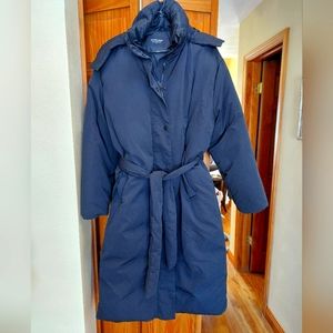 EVERLANE The Duvet Puffer Hooded Coat in Black